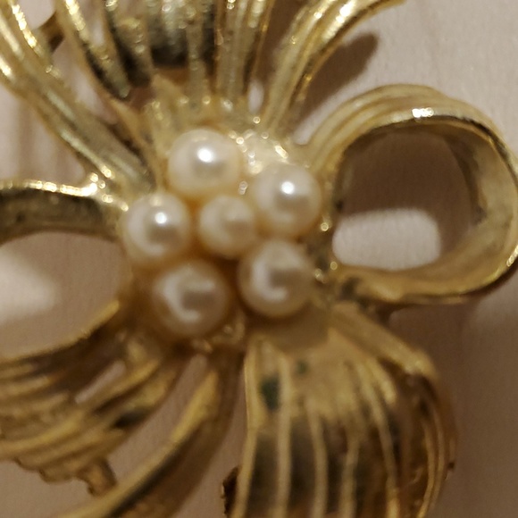 Six Small Faux Pearls in a Gold-Toned Swirl Brooch - Picture 3 of 3